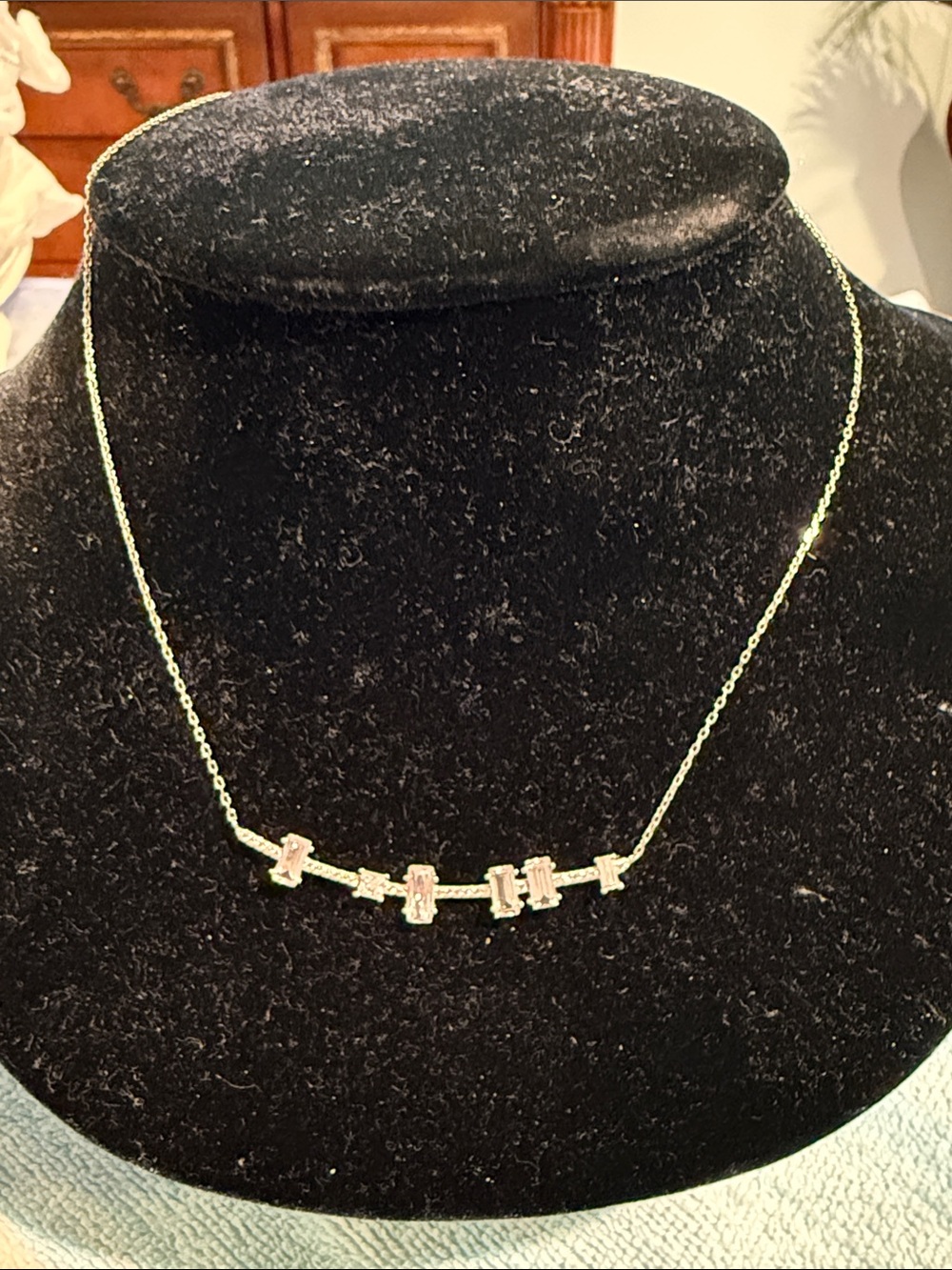 Gorgeous "diamond" like necklace with adjustable chain